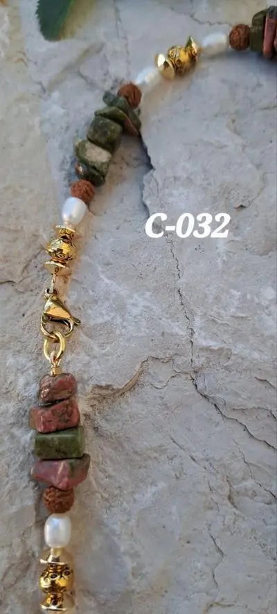 C-032 Collier Naturstein, weisse Süsswasserperlen, Zwischenteile und Karabinerverschluss Messing, Länge 48,8cm, Fr.89.-