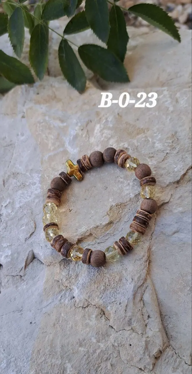 B-023 Armband für junge Männer, 15 - 16cm, auf Gummi, Kokosholz, Glas, Holz, Perlkreuz, Fr. 15.-