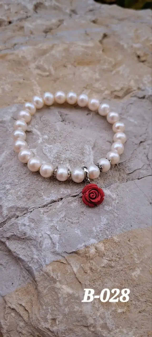 B-028 Bracelet Süsswasserperlen ca.6-7mm, weiss, fast rund, 17-18cm, auf Gummi, Anhänger Rose Schamottstein abnehmbar, F