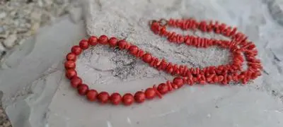 C-031 Collier Korallen, Schaumkorallen rund rot, auf Faden geknüpft, einzelne Korallenperlen 8mm, Länge 53,5cm, Karabine