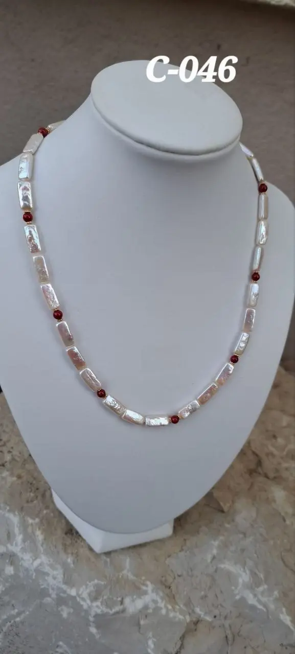 C-046 Collier Süsswasserperlen rechteckform weiss, dazwischen kleinee rote Korallen, Länge 45,3cm, mit Perlfaden geknüpf