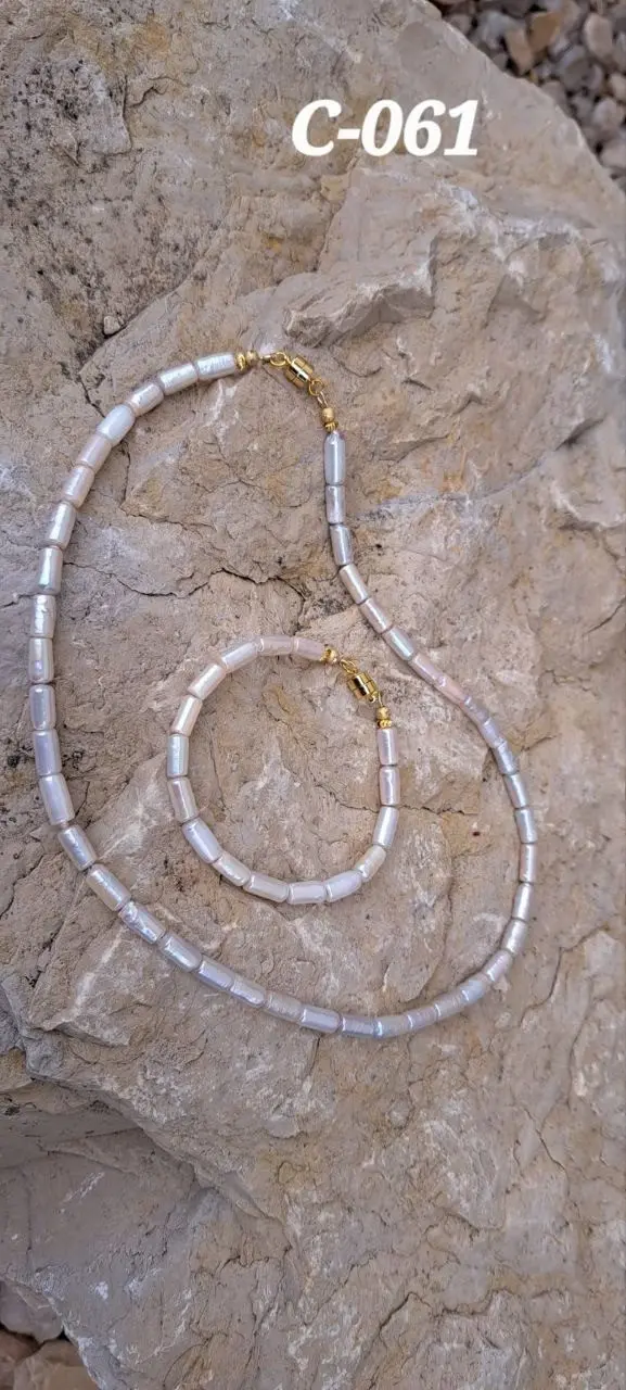 C-061 Set, Collier Keshiperlen Zylinderform weiss, 49,3cm Lang, Magnetverschluss,
Fr. 120.-
Bracelet 20cm lang, Magnetv