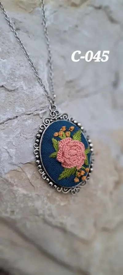 C-045 Collier mit Anhänger handgestickt,  Länge 45cm,
Fr. 40.-