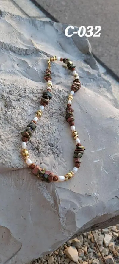 C-032 Collier Naturstein, weisse Süsswasserperlen, Zwischenteile und Karabinerverschluss Messing, Länge 48,8cm, Fr.89.-
