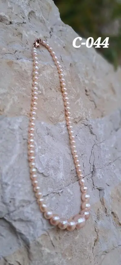 C-044 Collier Süsswasserperlen lachsfarben auslaufend, Länge 42,5cm, Karabiner rosasilbervergoldet 925, 
Fr. 168.-