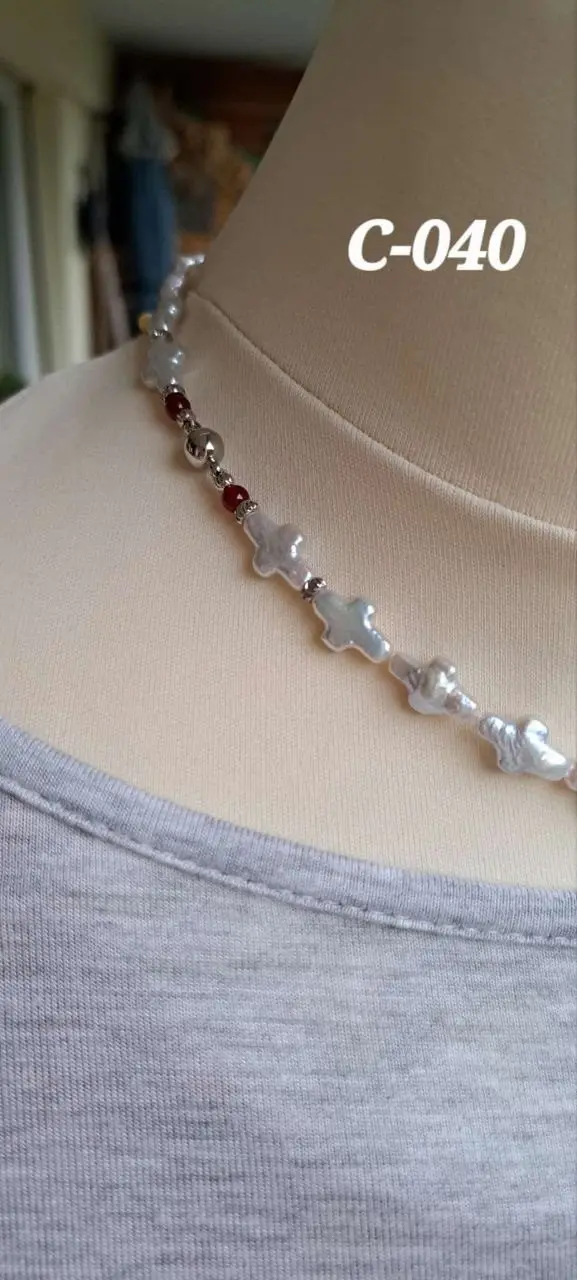 C-040 Collier Süsswasserperlen silberweiss geknüpft, Länge 42cm, Magnetschliesse, St.Achat gefärbt, Fr. 70.-