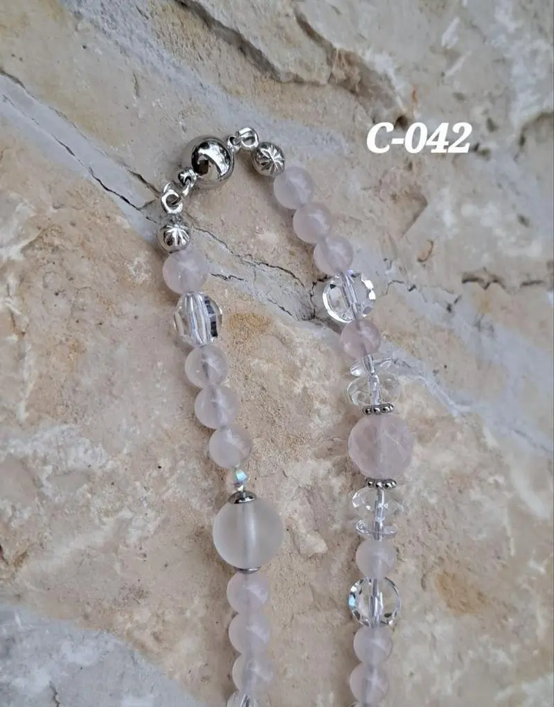C-042 Collier mit zarten Farben abgestimmt, Stein Rosenquarz, Kristall, Swarovski, Länge 62cm, auf Juwelierdraht aufgez