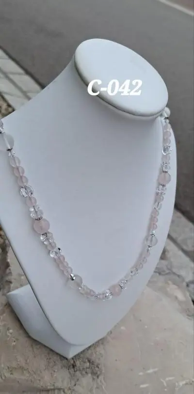 C-042 Collier mit zarten Farben abgestimmt, Stein Rosenquarz, Kristall, Swarovski, Länge 62cm,  auf Juwelierdraht aufgez