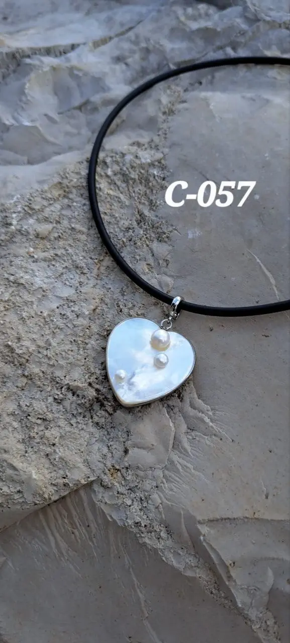C-057, Collier Kautschuk 40cm, mit Herz-Anhänger weiss Perlmutt, Süsswasserperlen, Steckverschluss Fr.75.-