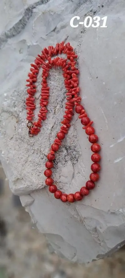 C-031 Collier Korallen, Schaumkorallen rund rot, auf Faden geknüpft, einzelne Korallenperlen 8mm, Länge 53,5cm, Karabine